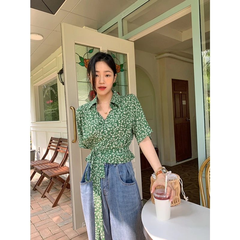 เสื้อผูกเชือกหน้า ลายดอกสีเขียว แขนสั้นคอวี สไตล์เกาหลีวินเทจ thumbnail 8