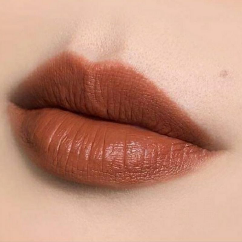Maybelline ลิปแมท สีนี้เป็นโทนส้มอิฐตุ่นๆ เป็นสีที่ทุกคนชอบกัน การันตีสีสวยมาก ทายังใงก็สวย เนื้อดี ติดทนไม่มีหลุด ราคา ถูกที่สุด ดีลบีเคเค แกลเลอรีภาพที่ 3