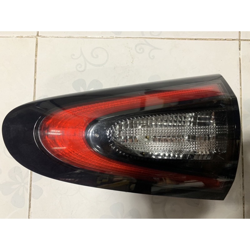 ไฟท้าย ทับทิมฝาท้าย Toyota Sienta รุ่น V LED ของแท้ มือสอง ข้างขวา