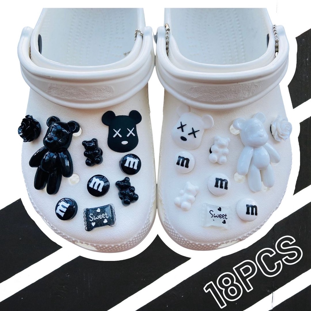 18PCS bearbrick KAWS สติ๊กเกอร์รองเท้าแตะอุดตันปุ่ม Charm อุปกรณ์เสริมรองเท้าแฟชั่น#Black & ชุดขาว
