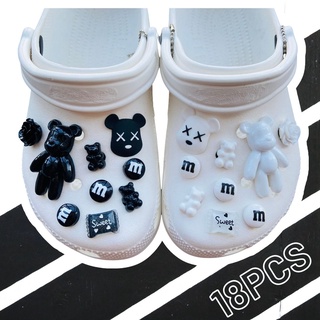 【🌈Ooyoudo】จี้กระดุม รูปหมี KAWS crocs jibz อุปกรณ์เสริม สําหรับตกแต่ง จํานวน 18 ชิ้น#ชุดขาวดํา【แตะผู้หญิง jibbitz อุปกรณ์เสริม】