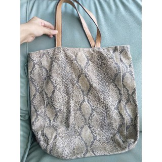 ‼️SALE‼️ กระเป๋าสะพายข้าง ลายเกล็ดงู มือสอง