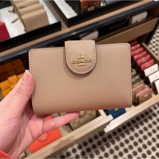 พร้อมส่ง แท้ 🇺🇸💯% New Coach กระเป๋าสตางค์ ใบกลาง MEDIUM CORNER ZIP WALLET (COACH 6390) IM/TAUPE