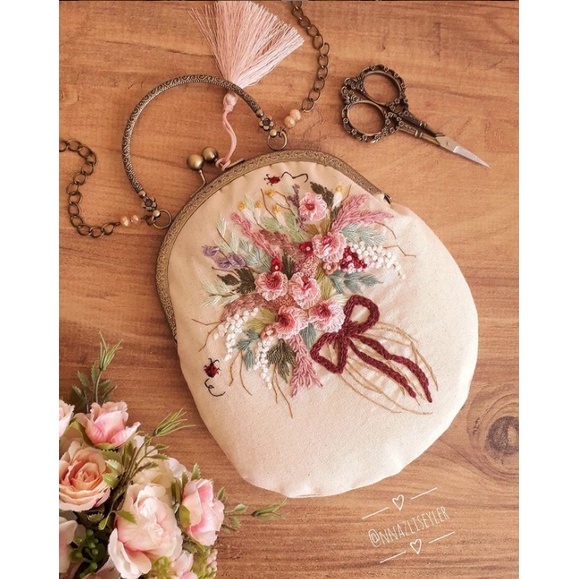 ชุดงานปักทํามือ Lovely Handbags - ชุดวัสดุโฮมเมด - Nana Handmade Shop - กระเป๋าปักลายดอกไม้ทันสมัย
