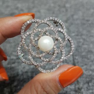 (สินค้า​พร้อ​มส่งค่ะ)​ CC Camelia Pearl Brooch เข็มกลัดคามิเลียฉลุประดับมุกหอยญี่ปุ่น