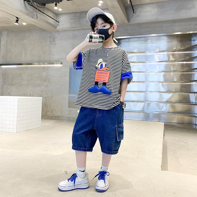 Ones เด็กชายชุดฤดูร้อน 2022 ใหม่สไตล์ตะวันตกฤดูร้อนเสื้อผ้าเด็กหล่อและทันสมัยชายแขนสั้นลายน้ำ