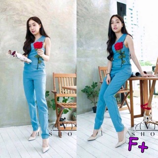 ราคา290 บาท 🌷🌷🌷🌷🌷 จั้มสูทขายาวผ้ายีนส์เทียมเนื้อหนา ติดเย็บดอกกุหลาบสีแดงเพิ่มความโดดเด่นของชุด