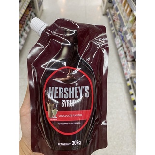 น้ำเชื่อม รสช็อกโกแลต ตรา เฮอร์ชีส์ 309g. Hershey’s Syrup Chocolate Flavour เฮอร์ชีส์ ไซรัป ช็อกโกแลต