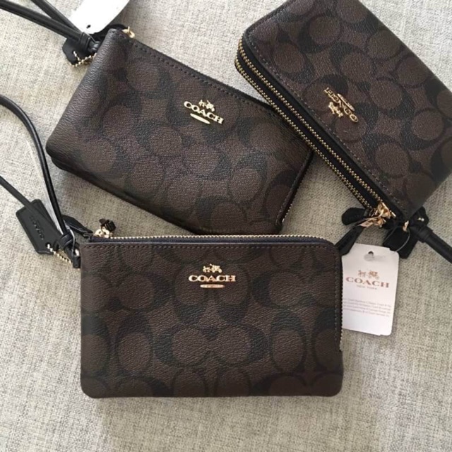 กระเป๋าสตางค์คล้องมือ COACH F87591 DOUBLE CORNER ZIP WRISTLET IN SIGNATURE คล้องมือ s 2ซิบ