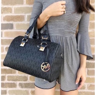 (ผ่อน0%) กระเป๋าสะพายข้าง Michael kors grayson navy medium bag ทรงหมอนลาย mk สีกรมท่า