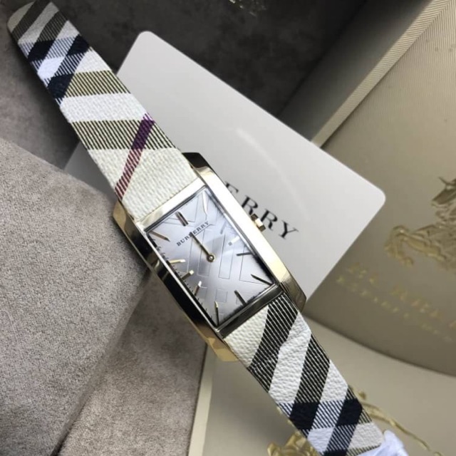 นาฬิกา burberry แท้ 100%