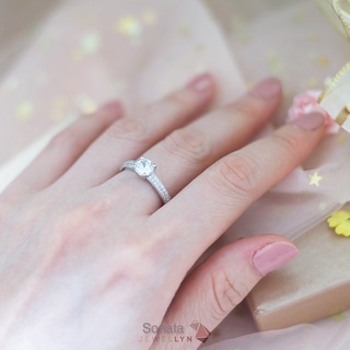 JEWELLYN Sonata Ring แหวนเพชรชู บ่าข้างสองแถว