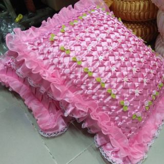 หมอนสี่เหลี่ยมสีชมพู หมอนงานแต่งงาน หมอนแต่งงาน หมอนรองแขนรับไหว้ หมอนรับไหว้ ขนาด21*24นิ้ว สีชมพูลายดอกแก้ว ใบละ750บาท