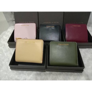 #charles &amp; keith  กระเป๋าสตางค์ใบสั้นขนาด 4.5" ช่องซิปเก็บเหรียญ สามารถถอดแยกได้