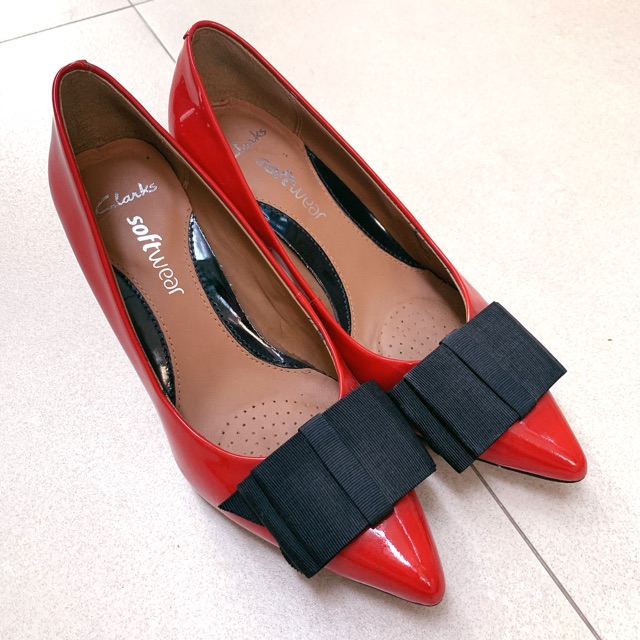 👠 รองเท้าส้นสูงสีแดง หนังแก้ว มีโบว์ Clarks Softwear size 4UK