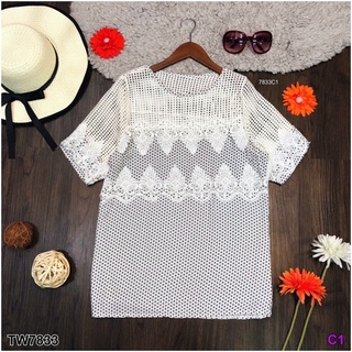 👗Pfashion [ส่งไว!!🚛] P7833 เสื้อคอกลมลายจุดแต่งตาข่ายและลูกไม้  Crew neck with polka dots and lace detailing.