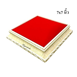 ฐานวางพระสีขาว ฐานรองวัตถุมงคล กำมะหยี่สีแดง ขนาด 7x7 นิ้ว ราคาส่ง [ไม้ขาว]