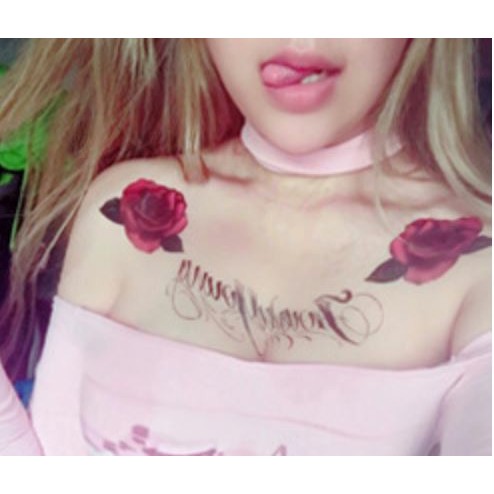 รอยสักดอกไม้กับอิตาลิซต์บน biceps