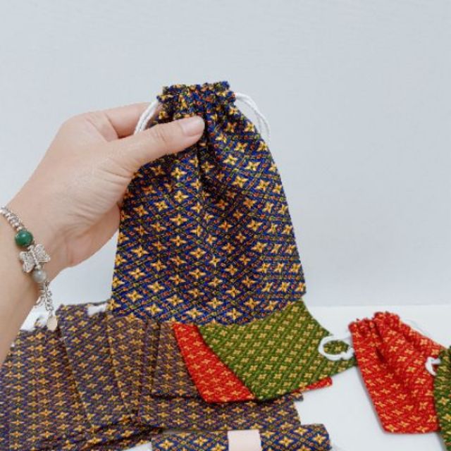 ถุงผ้าหูรูด ขนาด 5*7 (บวกลบไม่เกิน1นิ้ว) ให้เป็นของขวัญ ของชำร่วย รับรองถูกใจผู้รับ ขนาดพอเหมาะ ใช้งานได้จริง