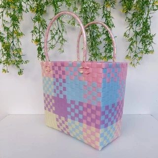 กระเป๋าตระกร้าสานเส้นพลาสติก สียูนิคอร์น กว้าง13ยาว24สูง23cm