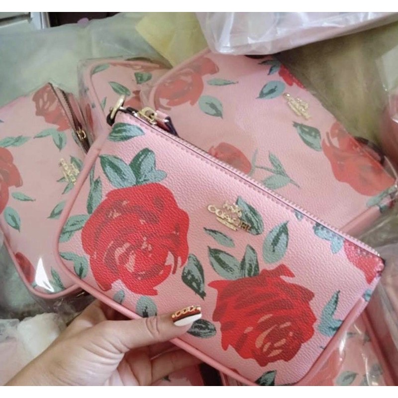 กระเป๋า coach ลายดอกไม้สีชมพู
