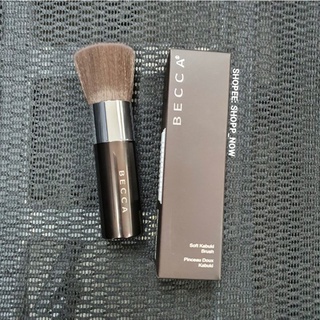 Becca Soft Kabuki Brush แปรงคาบูกิขนฟูนุ่มที่ช่วยเกลี่ยแป้งได้อย่างเนียนสวย ไม่ก่อให้เกิดการระคายเคือง ของแท้ 100%😚