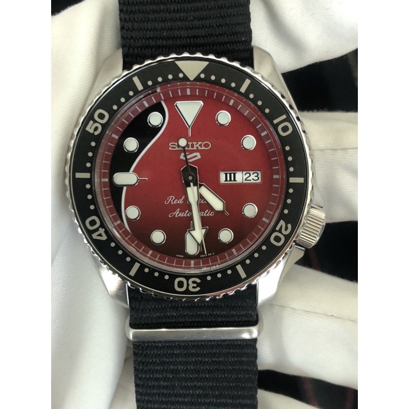 นาฬิกา SEIKO 5Sport x Brian may รุ่นSRPE83K1