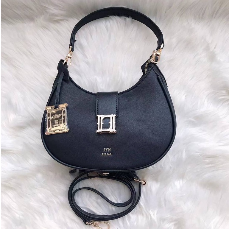 กระเป๋าสะพายข้าง LYN ทรงโฮโบ รุ่น Rivera shoder  เเต่งหน้าป้ายอะไหล่ คลอใหม่รุ่นตามหา มี 6 สี มี 2 สาย พร้อมป้ายโลหะ - รูปที่ 4