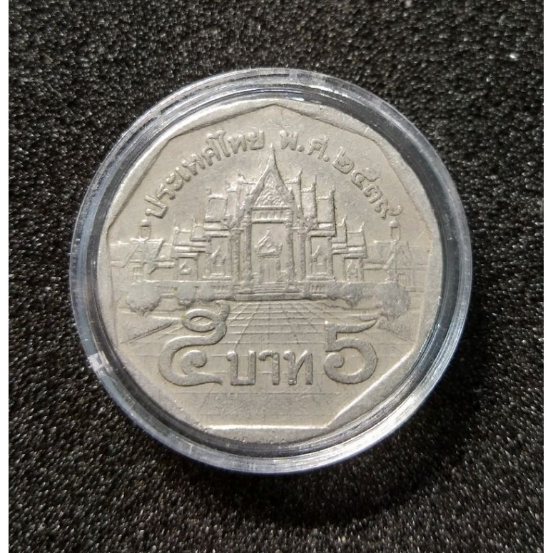 เหรียญ 5 บาท หมุนเวียน ปี 2539 สภาพผ่านการใช้ ตัวติดลำดับ 6 ( เหรียญอาจไม่ตรงตามภาพ แต่สภาพ ใกล้เคียงกัน )
