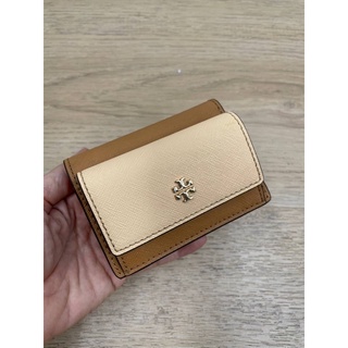 (ผ่อน0%) กระเป๋าสตางค์ 3พับ หนังแท้ สีน้ำตาล ครีม TORY BURCH EMERSON COLORBLOCK MICRO WALLET 80132