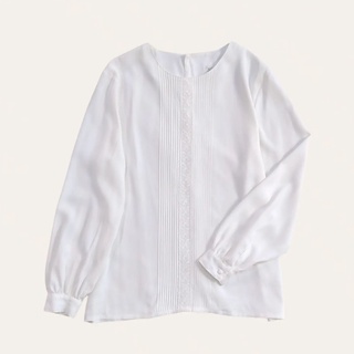เสื้อวินเทจผ้าโพลี​ สีขาวตีเกร็ดกลางตัว​ แต่งแถบลูกไม้​ กระดุม​หลัง​ สวยค่ะ