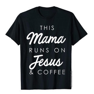 เสื้อยืดโอเวอร์ไซส์เสื้อยืดผ้าฝ้าย พิมพ์ลาย This Mom Runs On Jesus And Coffee สําหรับผู้ชายS-4XL