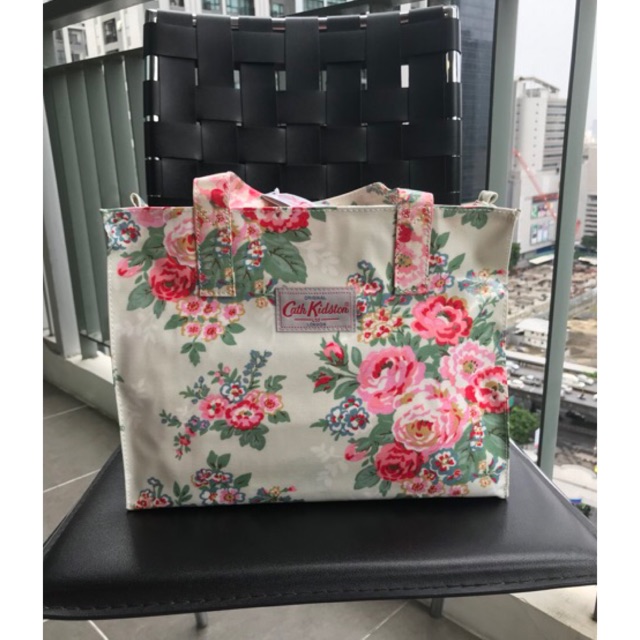 โค้ดส่วนลด 100฿ NEWJIAI [Cath Kidston] กระเป๋าถือ ลายดอกวินเทจ สีเทา ของใหม่ ป้ายห้อยในถุงผ้า แบรนด์แท้จากญี่ปุ่น