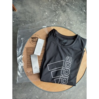 เสื้อออกกำลังกาย Adidas แท้ สีดำ มือสองจากเจ้าของ พร้อมแพ็คเกจเดิม สภาพเหมือนเดิม