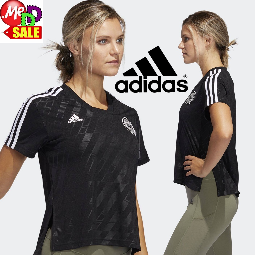 Adidas - ใหม่ เสื้อยืดเทรนนิ่ง สไตล์ฟุตบอล ทรงเรกูลาร์ คอวีเหลี่ยม ADIDAS TRAINING TOP BADGE IT UP T