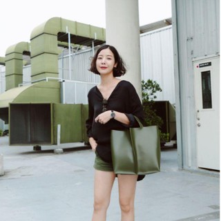 SIGNATURE TOTE สี Olive Green กระเป๋าถือจากร้าน WHITEOAKFACTORY_มือ 1