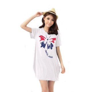 เสื้อยืดตัวยาว กระเป๋าข้าง ผ้าใส่สบาย ลาย Butterfly Smile - สีขาว