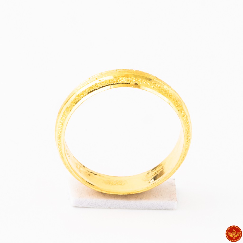 LSW แหวนทองคำแท้ ครึ่ง สลึง (1.89 กรัม) ลายปอกมีดแกะทรายขอบเงา RB-56
