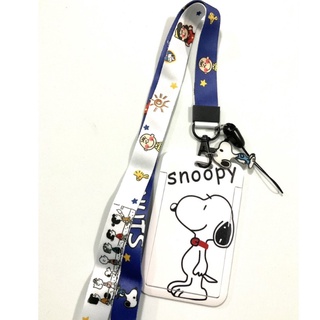 SNOOPY W สายคล้องคอ สายคล้องบัตร ซองใส่บัตร ที่ใส่บัตร พร้อมสายคล้องคอ (2cm) ลาย W สนูปปี้ มีตุกตาเล็ก แถม ด้วย BY 8118