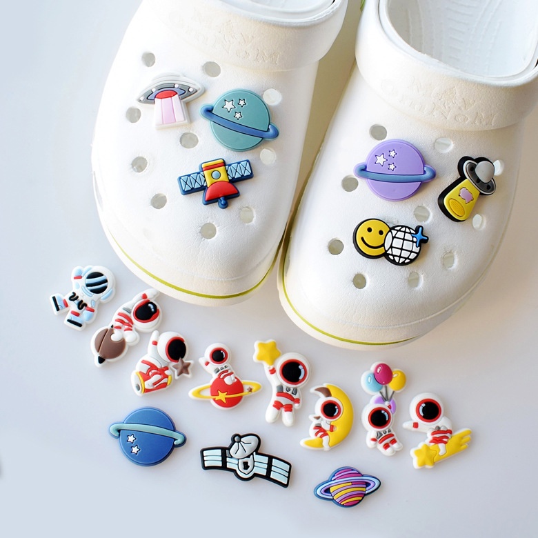 สําหรับ Crocs Jibbitz Pins สีสันนักบินอวกาศ DIY รองเท้าปุ่ม Charm