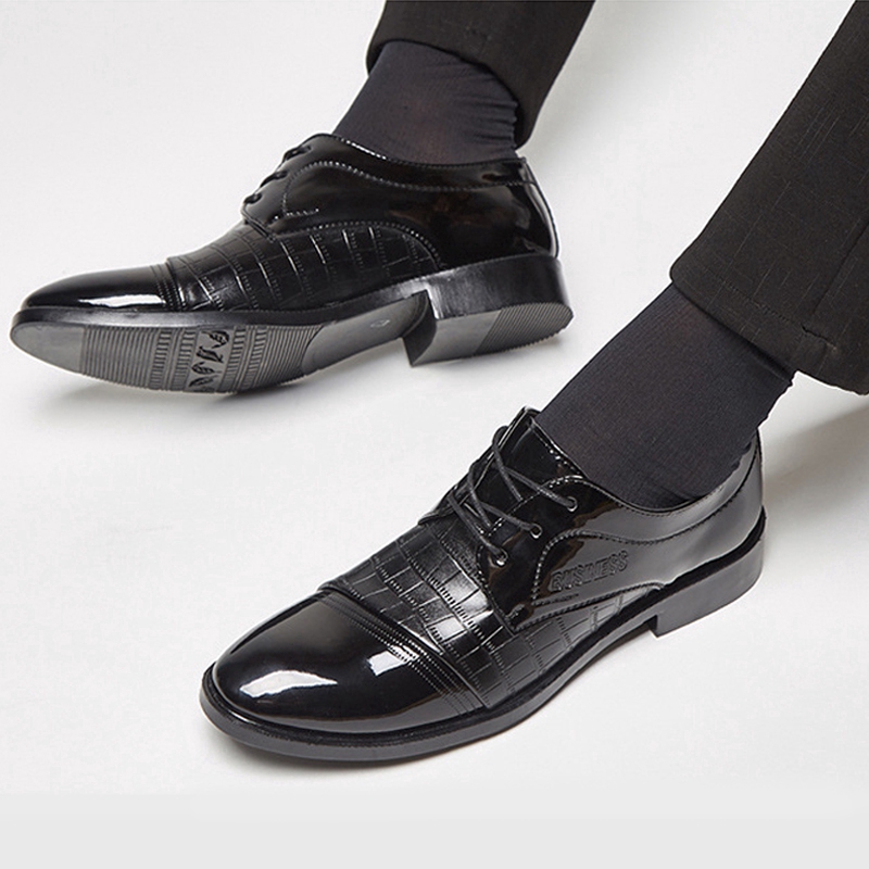 รองเท้าทำงานผู้ชาย แบบผูกเชือก สีดำแฟชั่นลำลองชี้รองเท้าหนังผู้ชายอย่างเป็นทางการ รองเท้าหนังจระเข้
