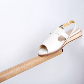 make a move รองเท้าแตะ White : Maple-Open Toe Sandals