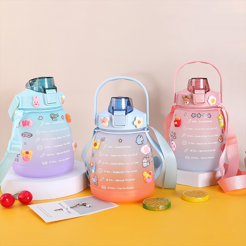ขวดน้ำดื่ม ขวดน้ำพกพา 1300มล. กระบอกน้ำบอกเวลา มีสายสะพาย+หลอดซิลิโคน สไตล์มินิมอล แถมฟรี!!สติ๊กเกอร์แบบสุ่มลาย