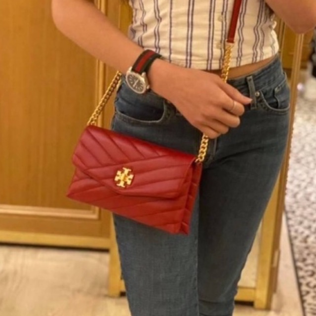 (ผ่อน0%) กระเป๋าสะพายข้าง Tory Burch Kira Chevron Wallet On Chain 64068 หนังแท้ สีแดง สายโซ่