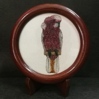 ของขวัญ ของสะสม ภาพศิลปะจากพลอยแท้ Handmade พร้ัอมกรอบและขาตั้ง รูปนกแก้วสีชมพู