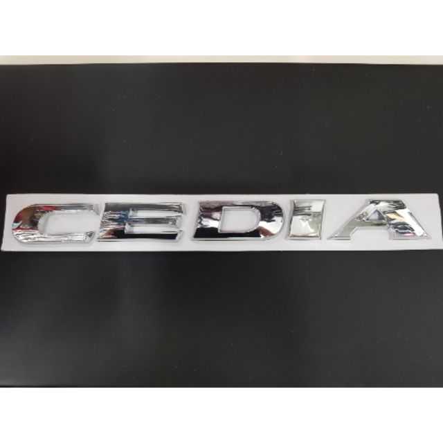 ^Logo Cedia ของรถ Mitsubishi ติดท้ายรถ