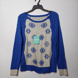 เสื้อกันหนาวสีฟ้าแขนยาว