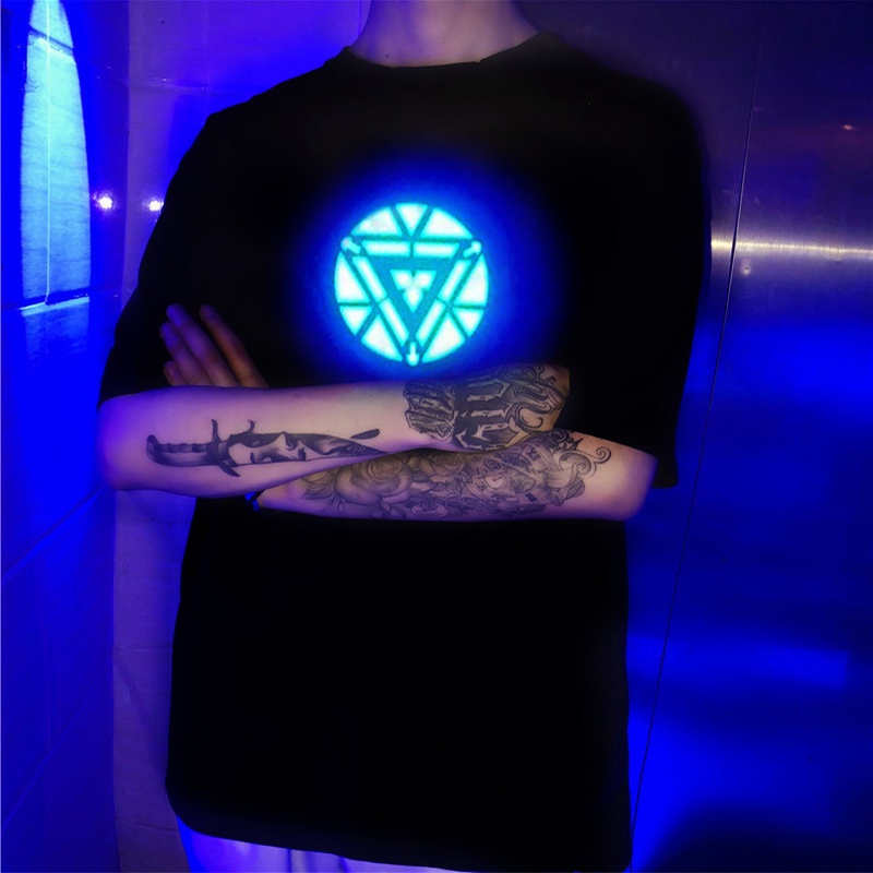 เสื้อยืด พิมพ์ลาย Iron Man มีไฟกระพริบ LED ควบคุมด้วยเสียง สําหรับปาร์ตี้ฮาโลวีน คริสต์มาส
