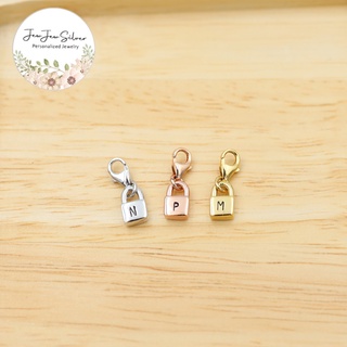 จี้ตัวอักษร จี้รูป แม่กุญแจ รุ่น Mini lock *พร้อมตะขอก้ามปู* ตัวอักษร A-L เงินแท้925 ชุบสีทองคำขาว/ทอง24K/พิ้งโกล
