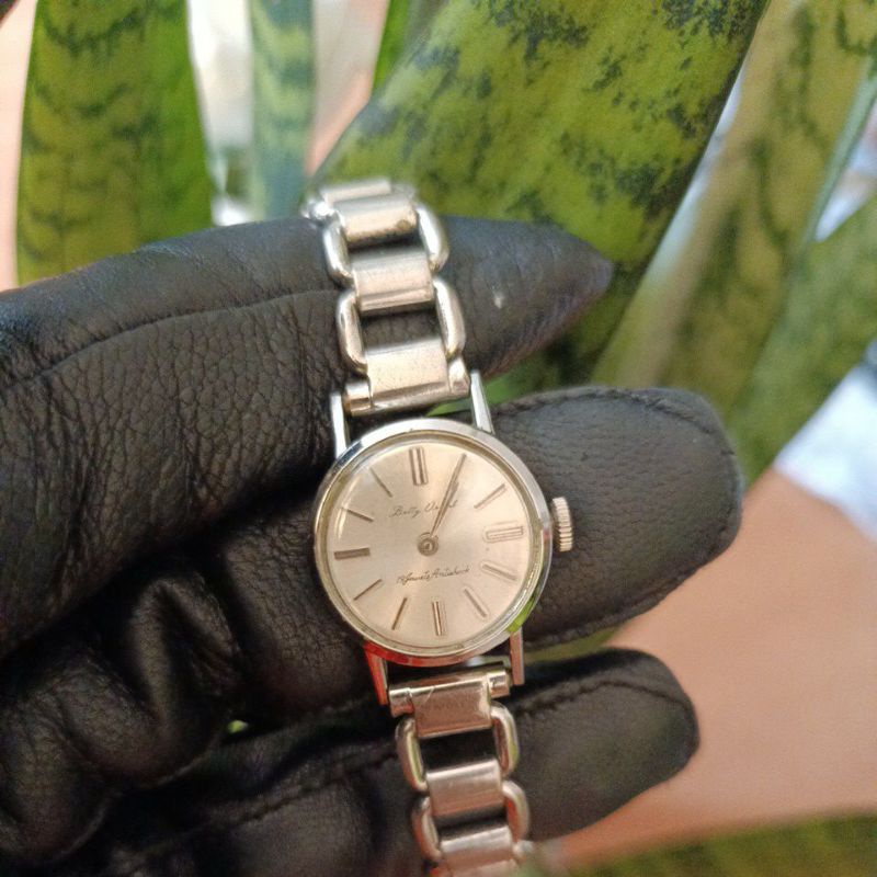 นาฬิกาแบรนด์เนม orient ระบบไขลานหน้าปัดสีเงินสายสแตนเลสสีเงิน ของแท้ 100% มือสองสภาพสวย